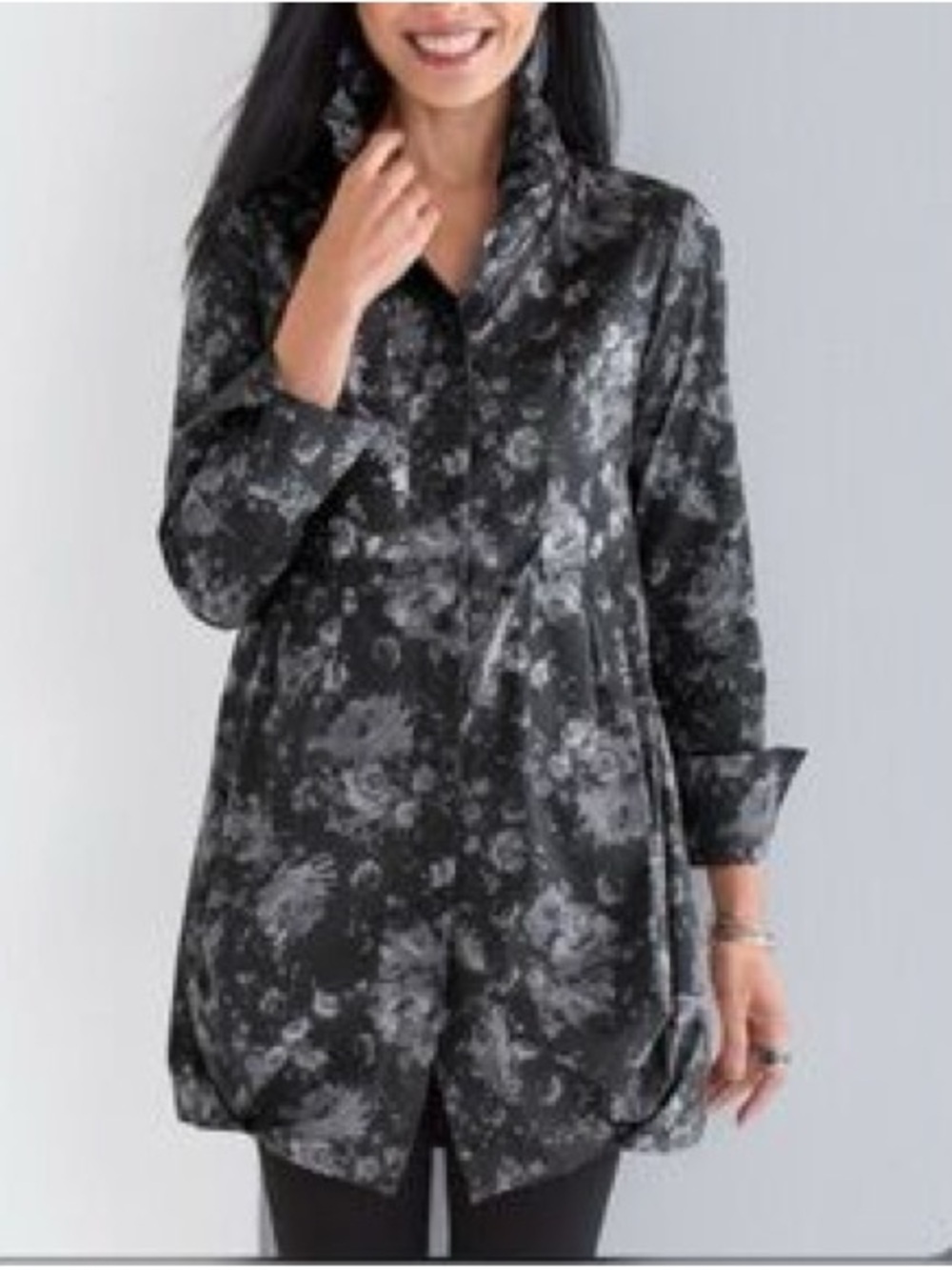 COMFY USA "Tokyo Tunic" Button
Front Long Sleeve Bubble Hem
Black/Gray Roses XL